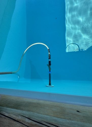 Quand notre sonde plonge dans le bleu de votre piscine pour chercher une éventuelle fuite d'eau. Photo prise lors d'une recherche de fuite d'eau à Montmoreau appartenant exclusivement à www.coussy-freres.fr