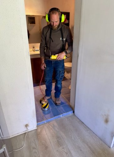 Utilisation du détecteur électroacoustique lors d'une intervention de recherche de fuite d'eau à Jonzac en Charente-Maritime. Photo appartenant exclusivement à www.coussy-freres.fr