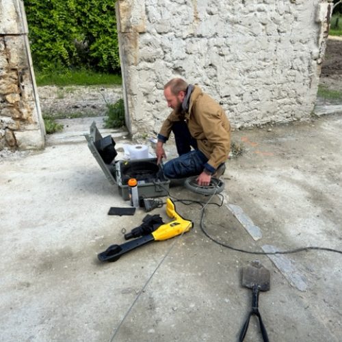 Traçage de réseau avec le passage de la caméra d'inspection lors d'une recherche de fuite d'eau à Libourne en Gironde. Photo appartenant exclusivement à www.coussy-freres.fr