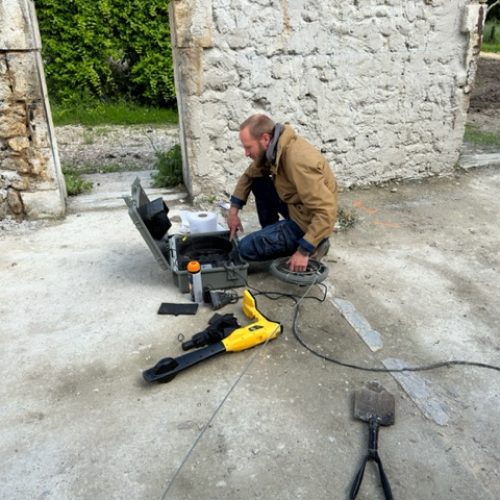 Traçage de réseau avec le passage de la caméra d'inspection lors d'une recherche de fuite d'eau à Libourne en Gironde. Photo appartenant exclusivement à www.coussy-freres.fr